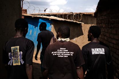 Un grupo de jóvenes de la RDC y Burundi caminan por las calles del campo de refugiados de Dzaleka, tras enfrentarse a la policía el 22 de noviembre de 2022. 