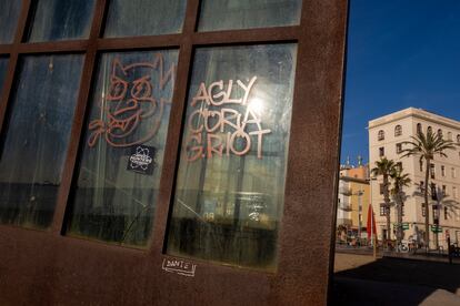 Detalle de 'El lucero herido', de Rebecca Horn, en la Barceloneta.