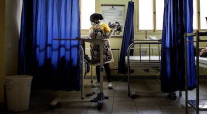 En Mozambique, debido a la falta de cirujanos se ha enseñado a las comadronas a practicar cesáreas de urgencia.