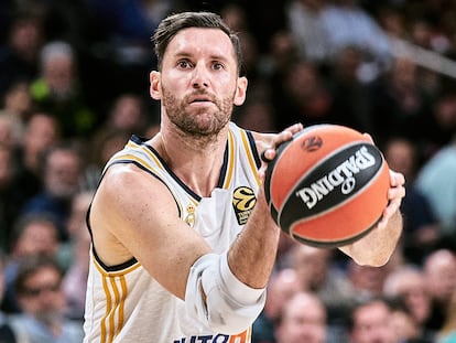 MADRID, SPAIN - DECEMBER 14: Rudy Fernandez of Real Madrid shoots  during the Turkish Airlines EuroLeague Regular Season Round 14 match between Real Madrid and FC Bayern Munich at WiZink Center on December 14, 2023 in Madrid, Spain. (Photo by Sonia Canada/Getty Images)