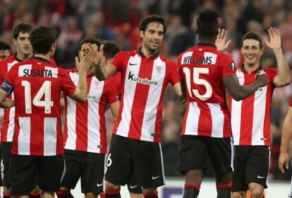 Los jugadores celebran uno de los goles.