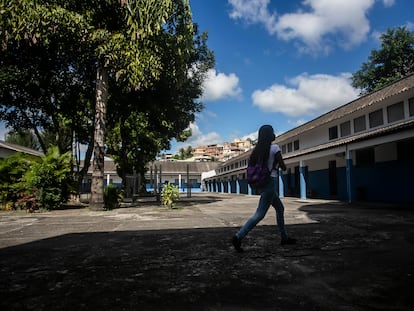 Un estudiante camina en la Escuela Municipal de Aplicación Carioca Coelho, en el barrio Ricardo de Albuquerque, Río de Janeiro (Brasil), en una imagen de archivo.