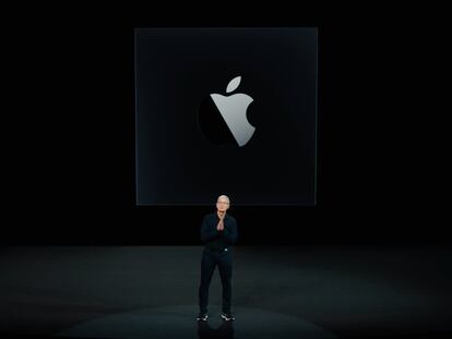 Tim Cook, CEO de Apple, anuncia que la compañía pasará a utilizar sus propios chips en los ordenadores de mesa y portátiles durante su presentación anual de novedades.