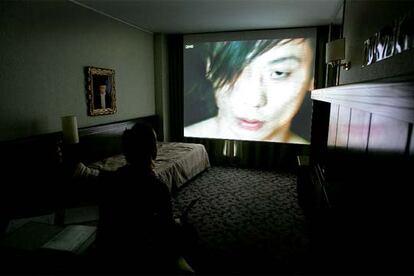 Proyección del filme <i>Dance,</i> del artista Jan Eilhardt, en la habitación de la galería M+R Fricke, en Loop.