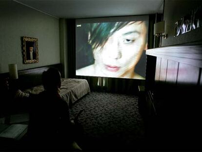 Proyección del filme <i>Dance,</i> del artista Jan Eilhardt, en la habitación de la galería M+R Fricke, en Loop.