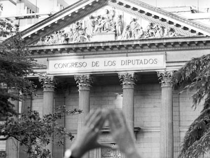 Durante el debate del aborto, en 1983, manifestantes pedían, ante las puertas del Congreso, que fuera libre y gratuito.