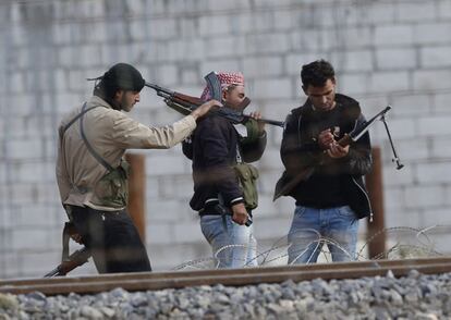 Miembros del Ejército Libre de Siria, en Ras al Ain, fotografiados desde la localidad turca de Ceylanpinar.