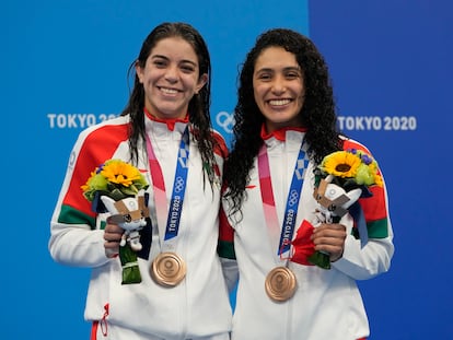 Las mexicanas Alejandra Orozco y Gabriela Agúndez muestran su medalla de bronce, este martes.