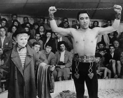 Giulietta Masina y Anthony Quinn en un fotograma de 'La strada'. La cinta narra las desventuras de Gelsomina (Masina), una joven que es vendida por su madre al forzudo Zampano (Quinn) para que le sirva como ayudante en su número circense. El film fue nominado al Oscar a la Mejor Película Extranjera en 1957.