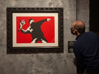 'Love is in the air', de Banksy, 2005, que es pot veure al Disseny Hub Barcelona.