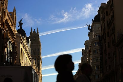 Diana cazadora dispara su flecha al fénix que se levanta sobre Gran Vía 30; quiere que le devuelva a su amado.