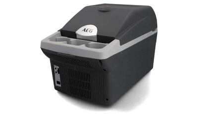Nevera portátil AEG Automotive BK16 con portabebidas.