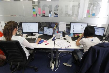 Dos empleadas de la red social Tuenti, en sus oficinas de Madrid.