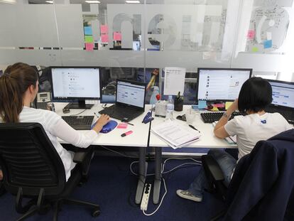 Dos empleadas de la red social Tuenti, en sus oficinas de Madrid.