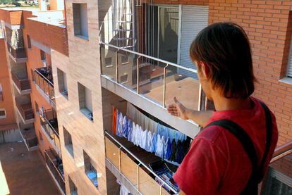 Un vecino señala una de las viviendas ocupadas en un edificio cuya promotora quebró en Móra d&#39;Ebre.