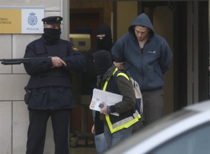 Un presunto miembro de Segi detenido sale de la comisaría de San Sebastián el pasado martes.