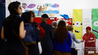 Varios votantes esperan para poder depositar su papeleta en un colegio electoral de París, este domingo.