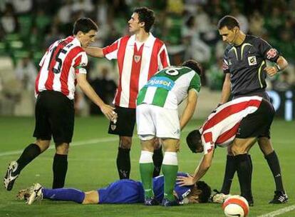 Armando, el portero del Athletic, en el césped tras ser golpeado en la cara por una botella lanzada desde las gradas.