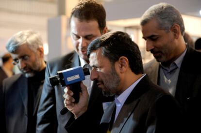 Ahmadineyad prueba un dispositivo láser en la fería de exhibición de esta tecnología en Teheran