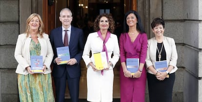 La Ministra de Hacienda,María Jesús Montero, junto a María José Gualda, Jesús Gascón, Lidia Sánchez y María del Pilar Paneque, secretarios de estado de su ministerio, este jueves presentando los presupuestos.