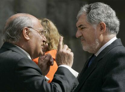 Francisco Hernando y Cándido Conde-Pumpido, en un acto en Alcalá de Henares, en abril del año pasado.