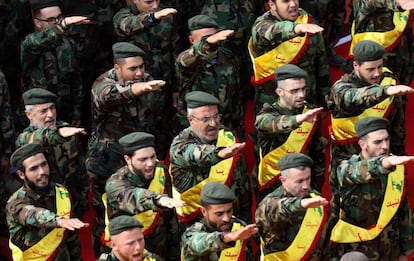 Miembros de Hezbol&aacute; durante el funeral de varios combatientes muertos en Siria.