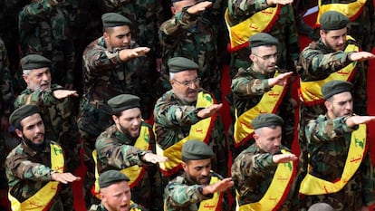 Miembros de Hezbol&aacute; durante el funeral de varios combatientes muertos en Siria.