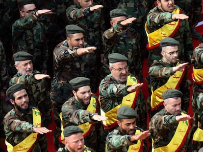 Miembros de Hezbol&aacute; durante el funeral de varios combatientes muertos en Siria.