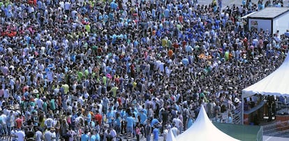 Miles de personas en una de las pasadas ediciones de las paellas universitarias de Valencia.