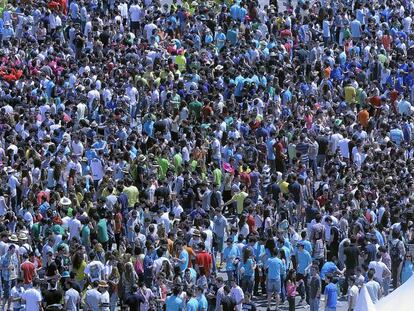 Miles de personas en una de las pasadas ediciones de las paellas universitarias de Valencia.