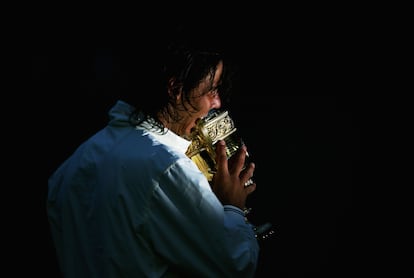 Rafael Nadal muerde el trofeo de Wimbledon tras vencer al tenista suizo Roger Federer, en 2008.