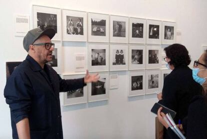 Valentín Roma explica la mostra de La Virreina sobre el llibre de Susan Sontag 'Sobre la fotografia'.