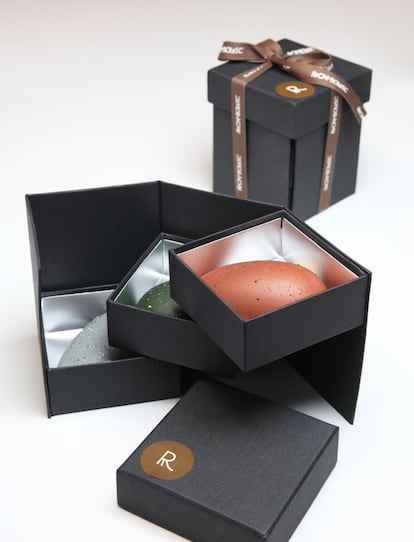 Los hermanos Roca se han aliado con el chocolatero Damian Allsop para crear estas tres piezas de forma ovoidal, presentados en una casa desplegable.