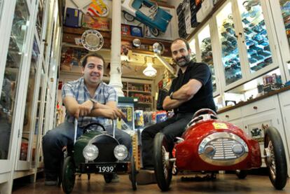José Luis Jiménez (a la izquierda) y su hermano Gustavo, en la tienda Macchinine.