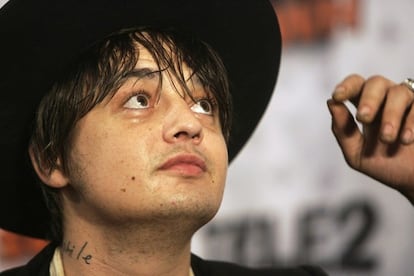 El músico británico Pete Doherty no podrá conducir durante doce meses y deberá pagar una multa de 500 libras (550 euros) por haber permitido a su representante que utilizara su coche sin que estuviera asegurado. El abogado de Doherty presentó una declaración de culpabilidad ante el tribunal que trató el caso en Lowestoft, en el sur de Inglaterra, un mes después de que el representante, Andrew Boyd, fuera condenado a doce meses de cárcel por el uso del vehículo. Boyd atropelló a un peatón que estaba repartiendo publicidad por las casas y se dio a la fuga en el coche de Doherty, que, según se comprobó posteriormente, no estaba cubierto por un seguro.