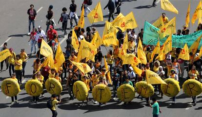 Manifestantes llevan escrito 'Fora Temer' (Fuera Temer, el grito de la guerra de los críticos de Temer), en la protesta por el escándalo de corrupción.