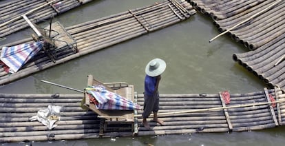 Barcazas de bambú surcan el río Li en la provincia de Guangxi, al sur de China.