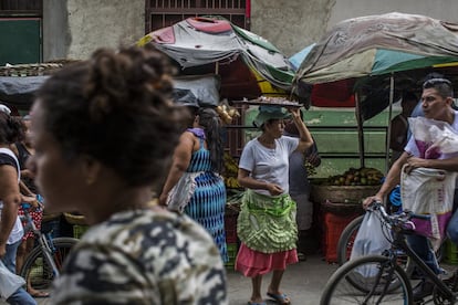 Una vendedora ambulante en la ciudad de Léon, capital turística del país.