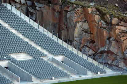 Detalle del estadio portugués de Braga, cuyas gradas -unidas con unos cables de acero inspirados en los antiguos puentes incas- solo ocupan los laterales del campo, mientras que los extremos recuerdan su pasado industrial: detrás de una portería se muestra desnudo un muro de granito presidido por el marcador electrónico.