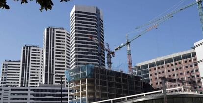 Un edificio en construcción junto a viviendas residenciales en Bilbao.