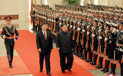 El líder norcoreano, Kim Jong-un, durante una visita oficial al presidente de China, Xi Jinping, este martes en Pequín.