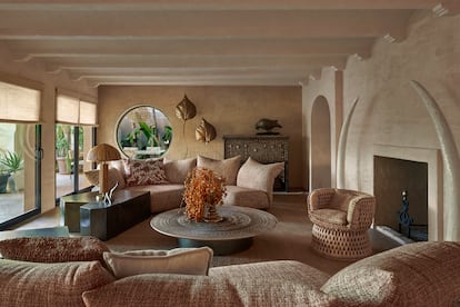 Salón de la casa principal con chimenea.