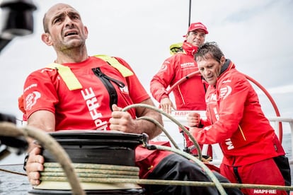 En primer plano Xabi Fernández, patrón del MAPFRE, durante la regata.