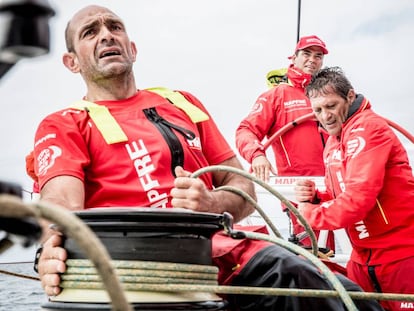 En primer plano Xabi Fern&aacute;ndez, patr&oacute;n del MAPFRE, durante la regata.
 