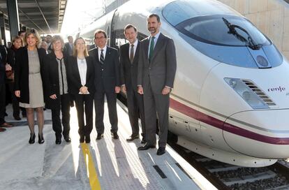 La alcaldesa de Figueres, Marta Felip, la de Vilafant, Consol Cantenys, la ministra de Fomento, Ana Pastor; el presidente de la Generalitat de Cataluña, Artur Mas, el presiente del Gobierno, Mariano Rajoy; y el Prínicipe Felipe, hoy en la estación de Figueres-Vilafant.