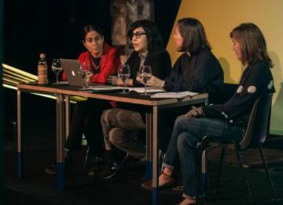 La nueva directora artística de Matadero, Rosa Ferré (con gafas) durante la presentación del nuevo programa del centro cultural. 