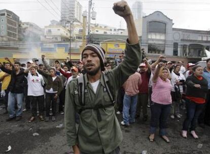 Partidarios del depuesto presidente Manuel Zelaya entonan el himno nacional frente a la residencia de éste en Tegucigalpa.
Roberto Micheletti.