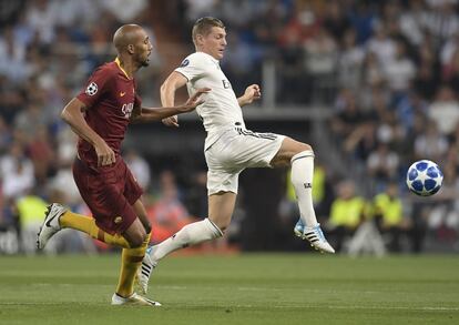 El centrocampista del Real Madrid Toni Kroos pasa el balón ante el jugador de la Roma Steven Nzonzi.