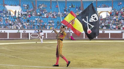 Juan Jos&eacute; Padilla da la vuelta al ruedo con la bandera constitucional, en la plaza de Le&oacute;n, en 2015.