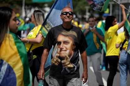 En esta fotografía del 7 de septiembre, día de la Independencia brasileña, Ivan Tavares, de Río de Janeiro, lleva una playera del presidente haciendo el gesto que repite el joven de la imagen anterior.